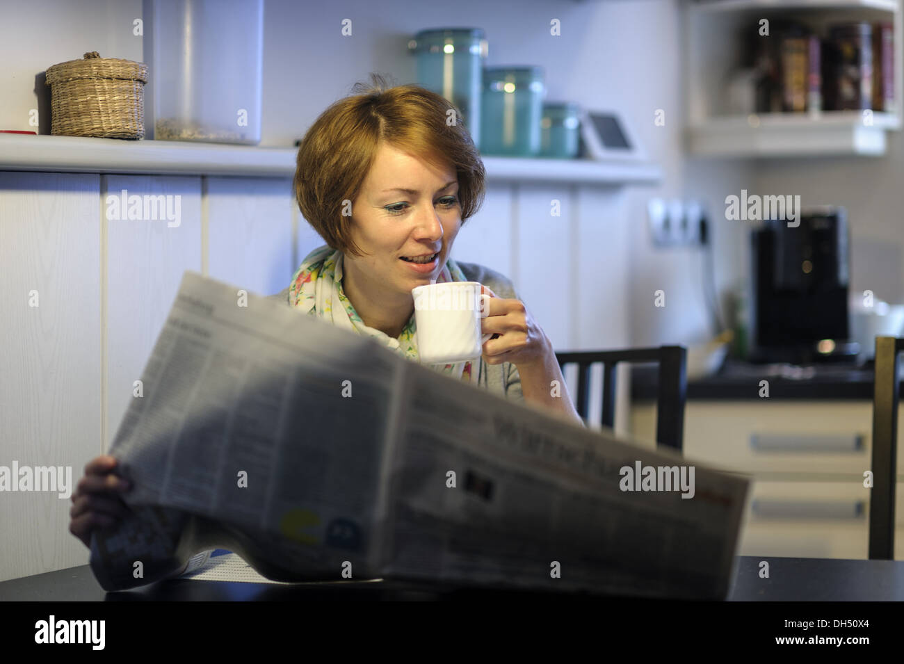 Urkomisch Zeitungsleser Stockfoto