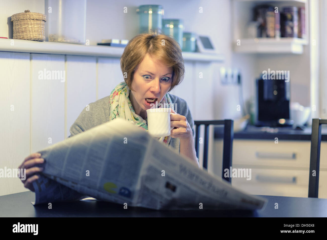 Schockiert Zeitungsleser Stockfoto