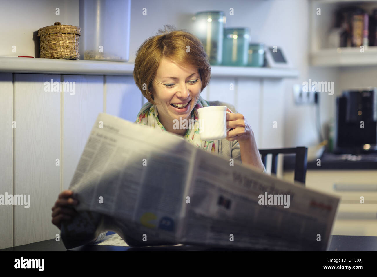 lachende Zeitungsleser Stockfoto
