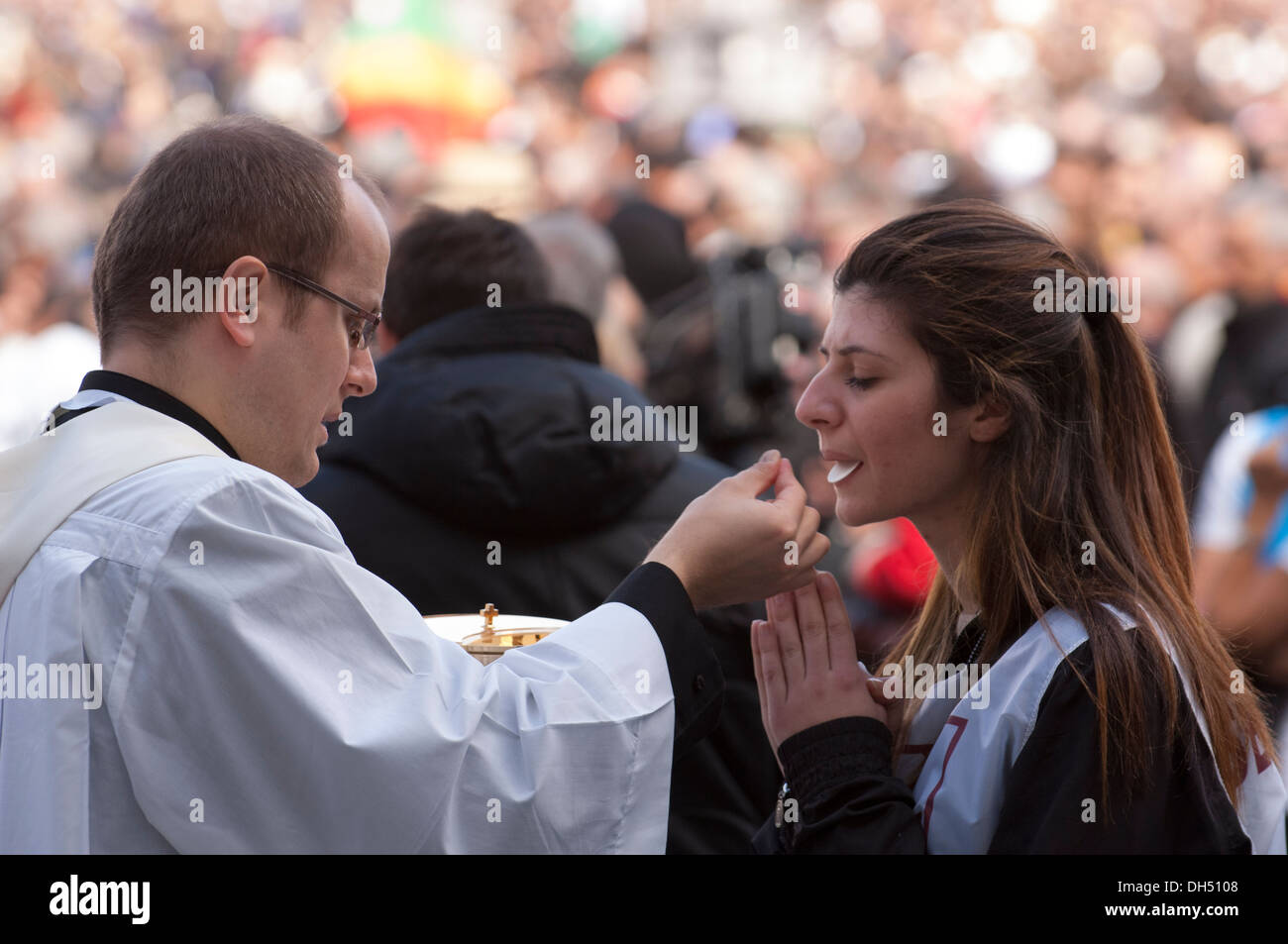 Priester geben, Gläubigen Gemeinschaft Stockfoto