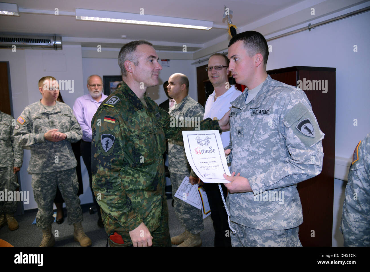 Fünf Soldaten wurden mit deutschen Streitkräfte Abzeichen für militärische Leistungsfähigkeit von Major Markus Hafner, ein Soldat mit der Stockfoto