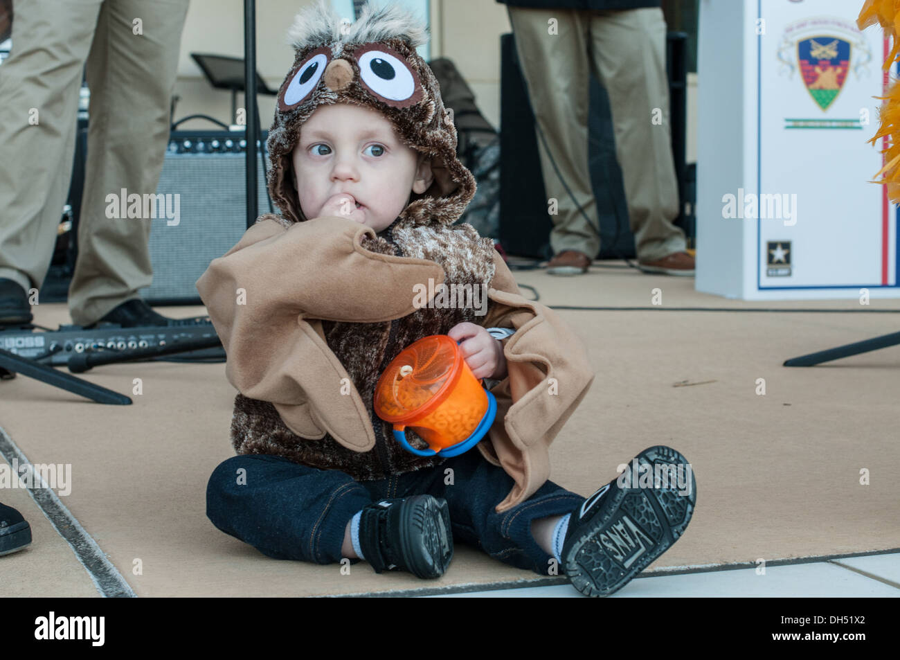 Weston Solmonson wartet auf den Start der Halloween Kostüm-Wettbewerb bei der US Army Forces Command und US Army Reserve Stockfoto