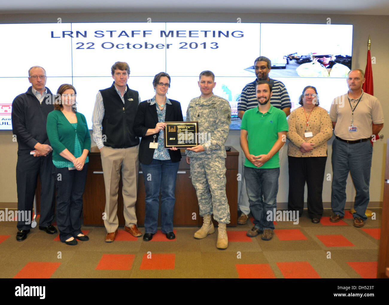 Oberstleutnant John Hudson, Nashville Bezirkskommandant, präsentiert die 2013 USACE Innovation des Jahres ausgezeichnet, ein Team von Ingenieuren Stockfoto