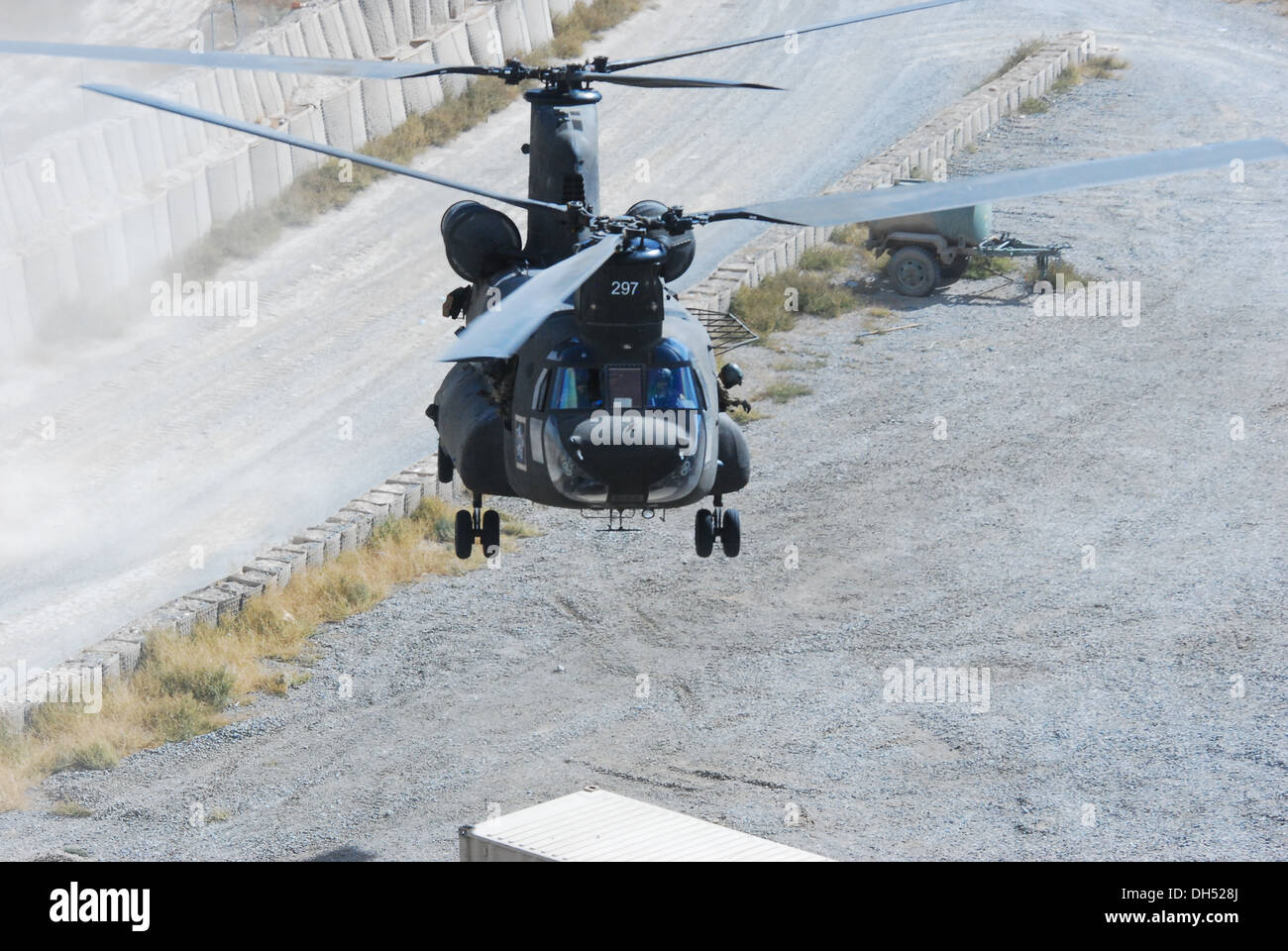 Ein 10. Combat Aviation Brigade CH-47 Chinook-Hubschrauber, von den Mitgliedern der Texas und Oklahoma Nationalgarde betrieben schwebt auf einem Versandbehälter Schlinge unter den Bauch des Flugzeugs bei einem Personal und Ausrüstung-Bewegung Missio geladen werden Stockfoto