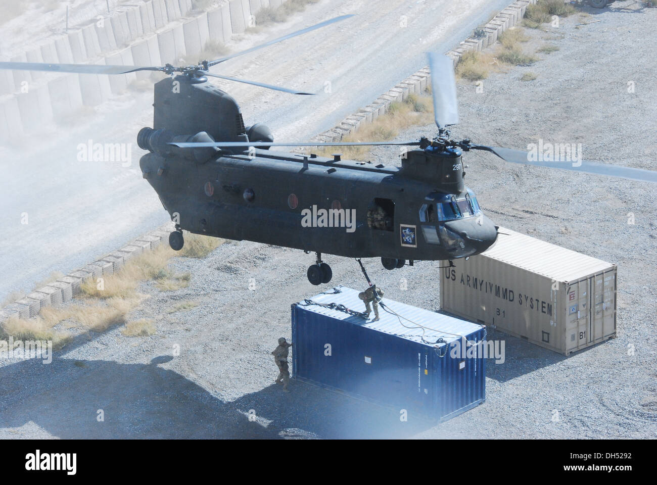 Ein 10. Combat Aviation Brigade CH-47 Chinook-Hubschrauber, von den Mitgliedern der Texas und Oklahoma Nationalgarde betrieben schwebt auf einem Versandbehälter Schlinge unter den Bauch des Flugzeugs bei einem Personal und Ausrüstung-Bewegung Missio geladen werden Stockfoto