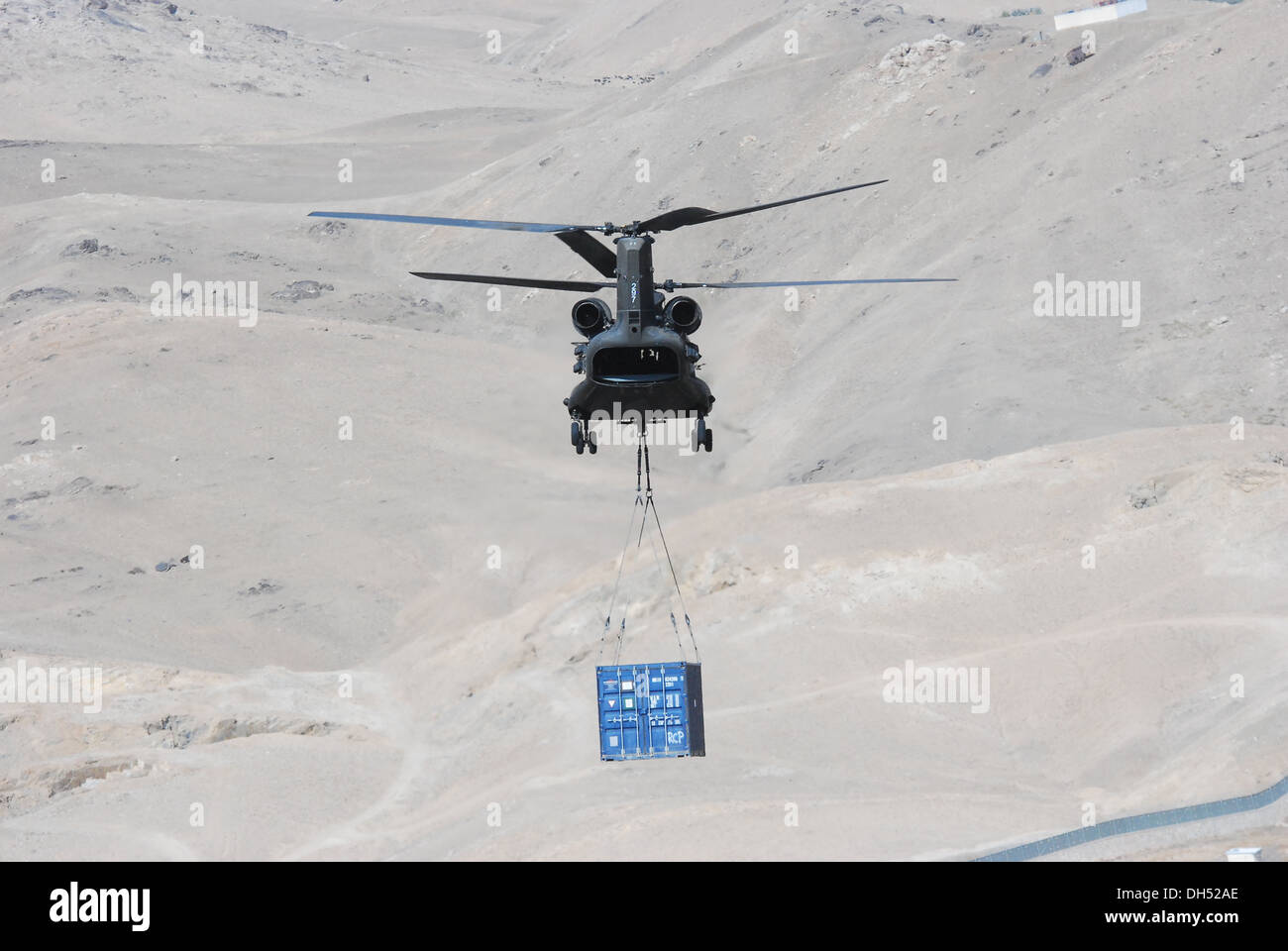 10. Combat Aviation Brigade CH-47 Chinook Hubschrauber Tragetuch lädt ein Frachtcontainer unter den Bauch des Flugzeugs, Okt. 26, in der Provinz Wardak, Afghanistan. 10. combat Aviation Brigade CH-47 spielten eine entscheidende Rolle in retrograde ope Stockfoto