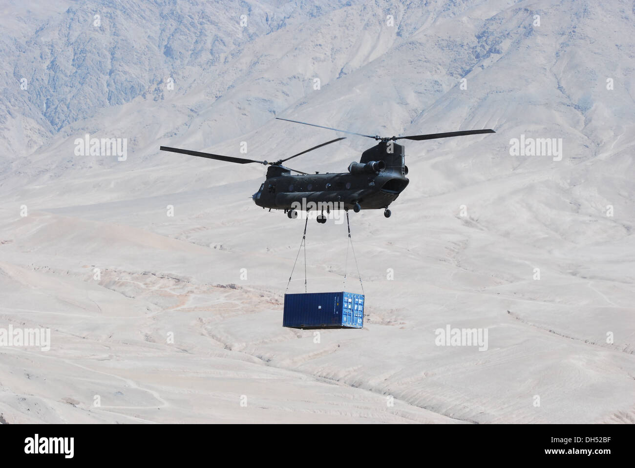 10. Combat Aviation Brigade CH-47 Chinook Hubschrauber Tragetuch lädt ein Frachtcontainer unter den Bauch des Flugzeugs, Okt. 26, in der Provinz Wardak, Afghanistan. 10. combat Aviation Brigade CH-47 spielten eine entscheidende Rolle in retrograde ope Stockfoto