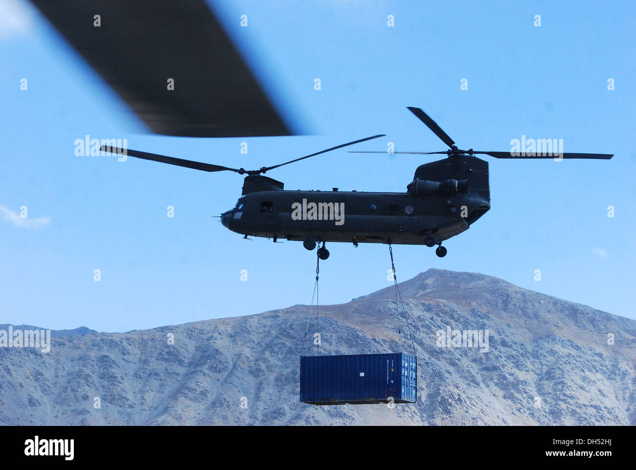 10. Combat Aviation Brigade CH-47 Chinook Hubschrauber Tragetuch lädt ein Frachtcontainer unter den Bauch des Flugzeugs, Okt. 26, in der Provinz Wardak, Afghanistan, als das Rotorblatt von seiner Schwester, die Flugzeuge aus der Crew Chief Tür gesehen wird. 10. Com Stockfoto