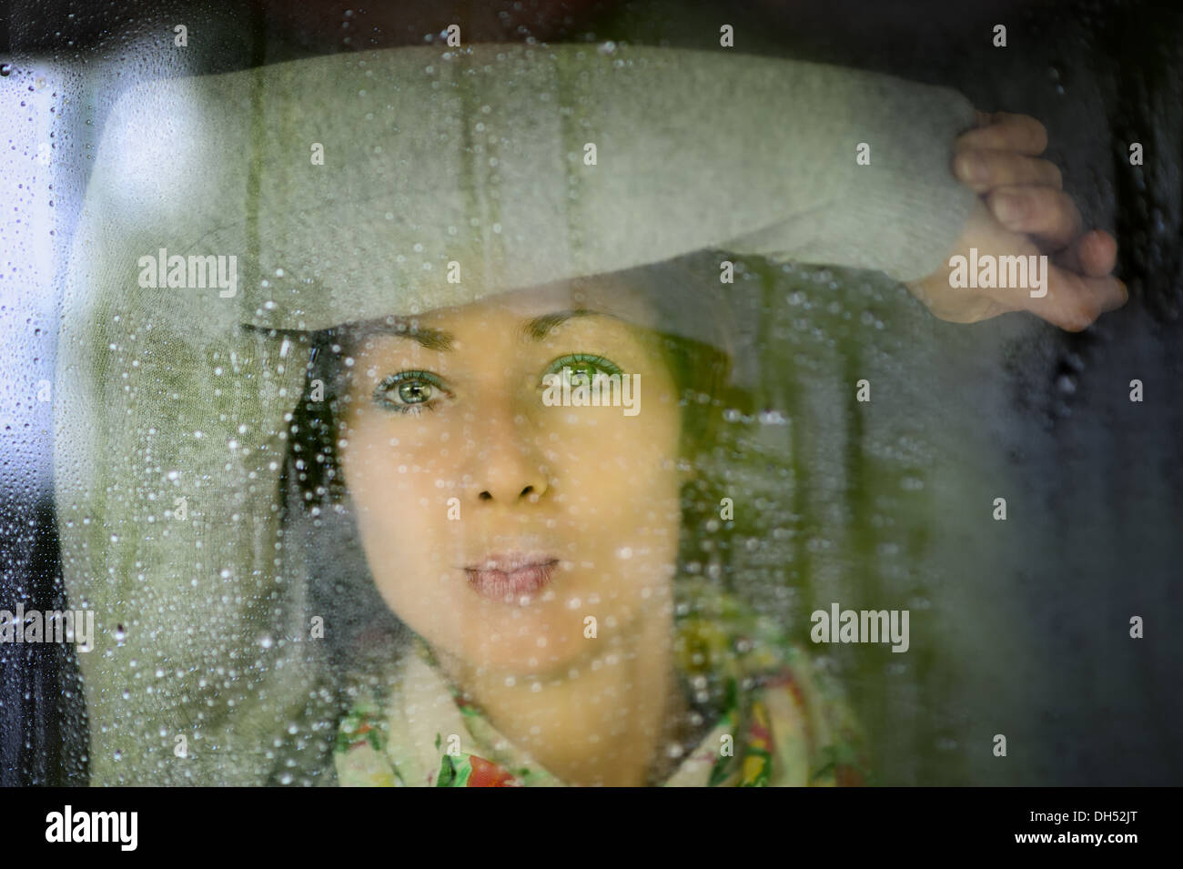 junge Frau an einem regnerischen Tag Stockfoto