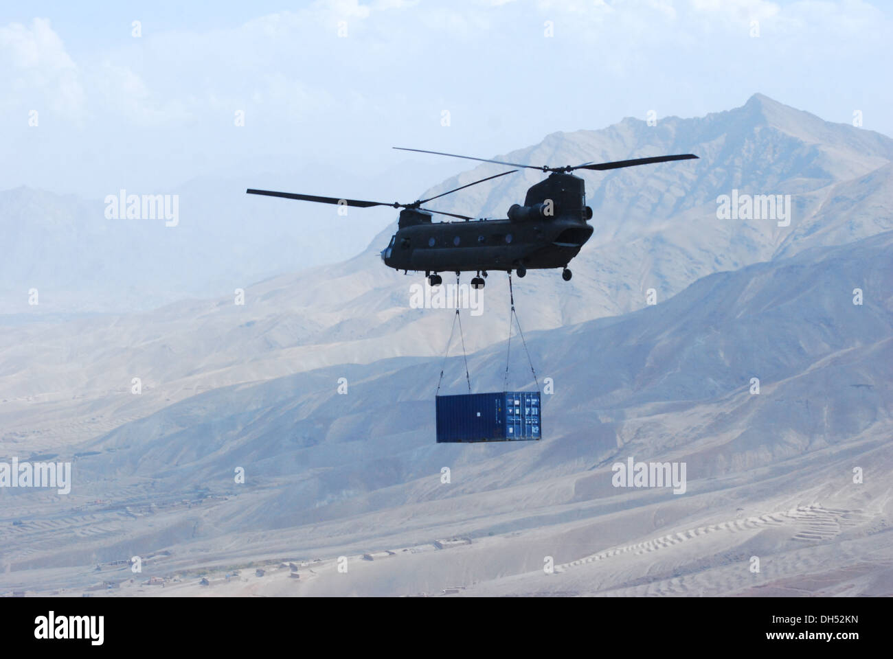 10. Combat Aviation Brigade CH-47 Chinook Hubschrauber Tragetuch lädt ein Frachtcontainer unter den Bauch des Flugzeugs, Okt. 26, in der Provinz Wardak, Afghanistan. 10. combat Aviation Brigade CH-47 spielten eine entscheidende Rolle in retrograde ope Stockfoto