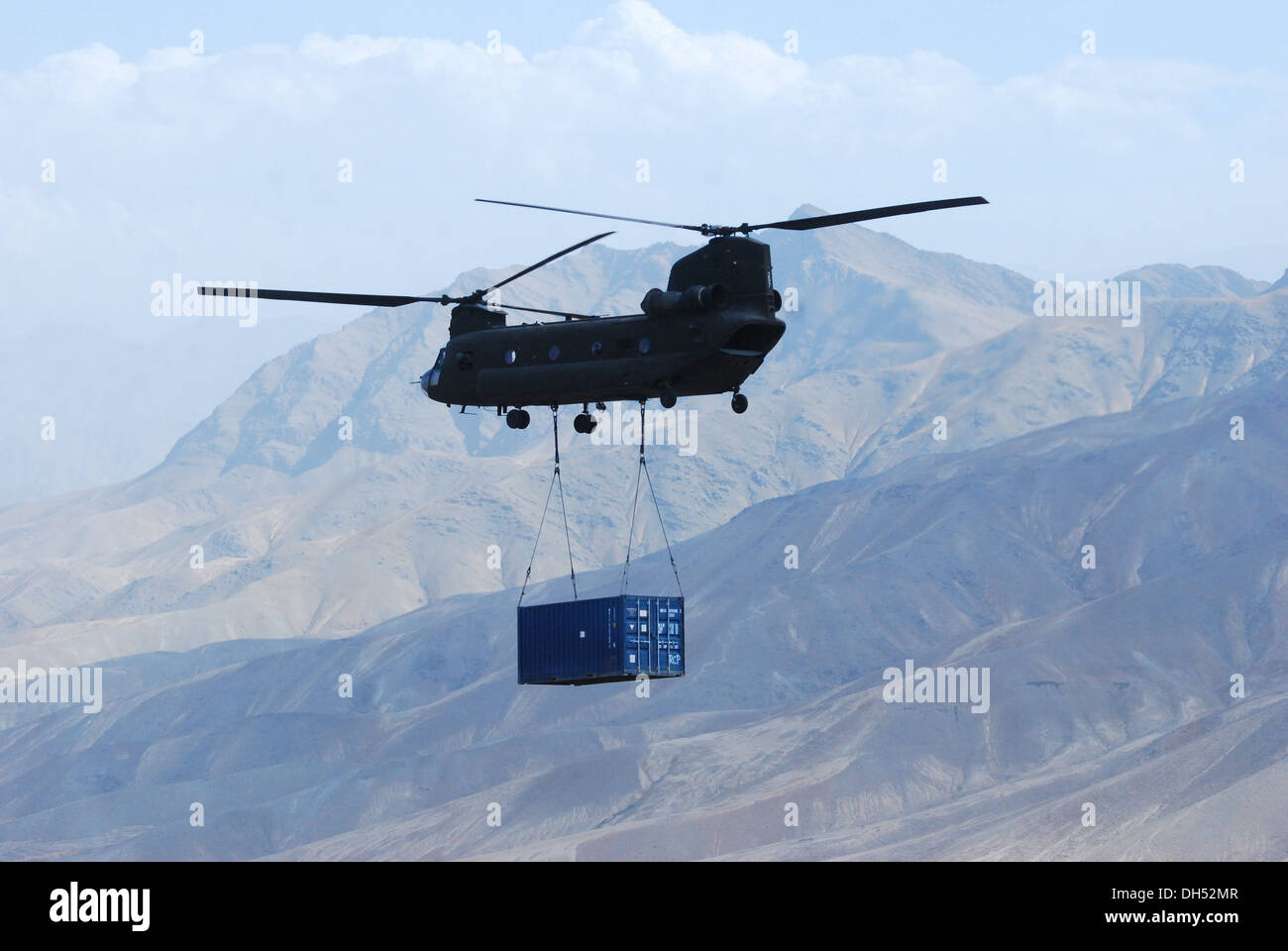 10. Combat Aviation Brigade CH-47 Chinook Hubschrauber Tragetuch lädt ein Frachtcontainer unter den Bauch des Flugzeugs, Okt. 26, in der Provinz Wardak, Afghanistan. 10. combat Aviation Brigade CH-47 spielten eine entscheidende Rolle in retrograde ope Stockfoto