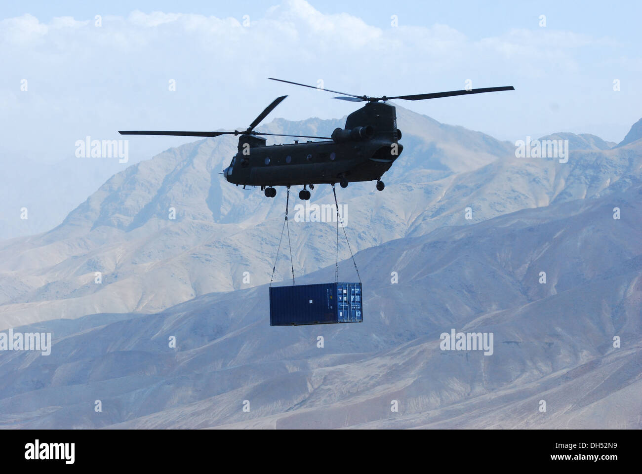 10. Combat Aviation Brigade CH-47 Chinook Hubschrauber Tragetuch lädt ein Frachtcontainer unter den Bauch des Flugzeugs, Okt. 26, in der Provinz Wardak, Afghanistan. 10. combat Aviation Brigade CH-47 spielten eine entscheidende Rolle in retrograde ope Stockfoto