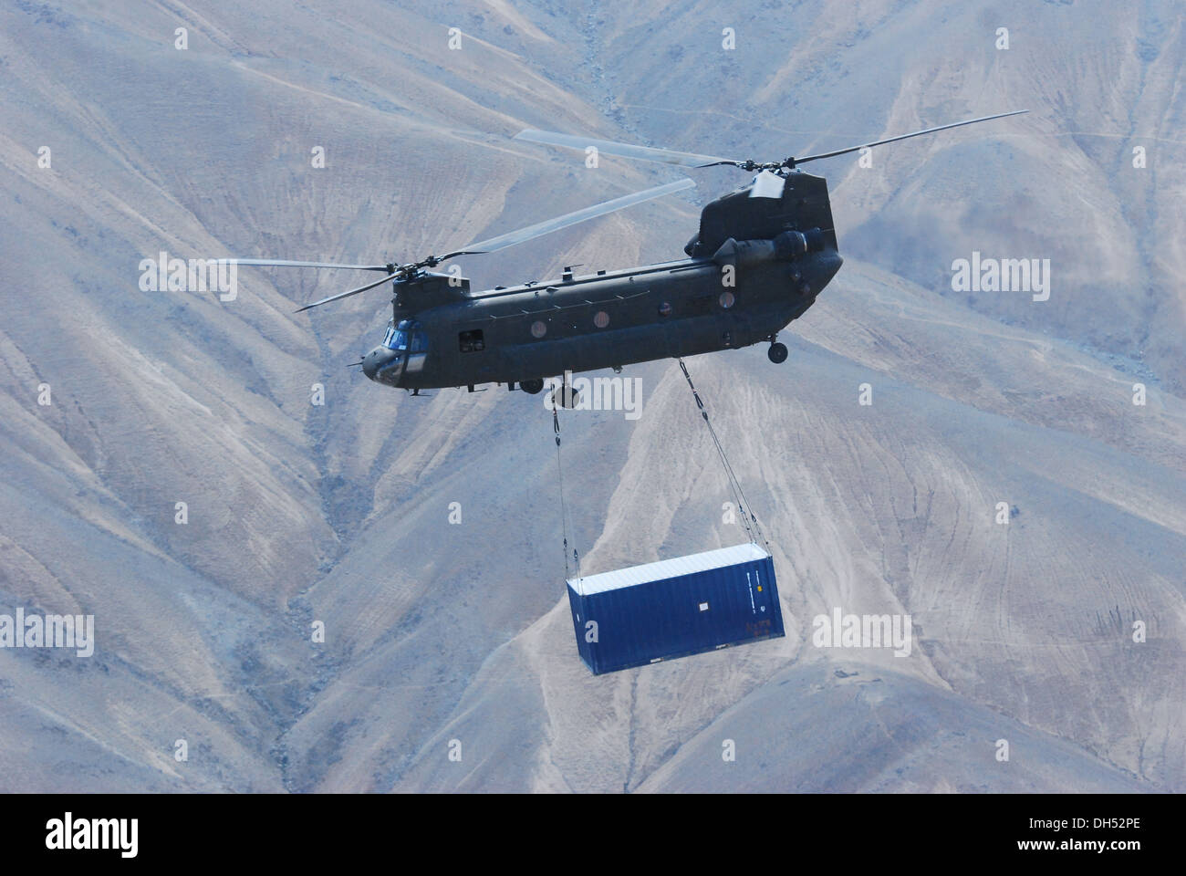 10. Combat Aviation Brigade CH-47 Chinook Hubschrauber Tragetuch lädt ein Frachtcontainer unter den Bauch des Flugzeugs, Okt. 26, in der Provinz Wardak, Afghanistan. 10. combat Aviation Brigade CH-47 spielten eine entscheidende Rolle in retrograde ope Stockfoto