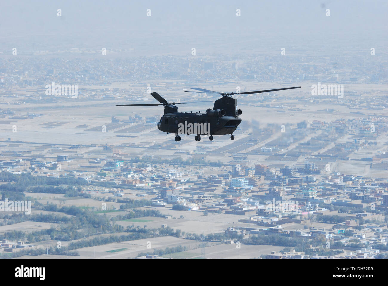 Ein 10. Combat Aviation Brigade CH-47 Chinook-Hubschrauber, von den Mitgliedern der Texas und Oklahoma Nationalgarde, betrieben überfliegt eine Personal und Ausrüstung-Bewegung-Mission, Okt. 26, Kabul, Afghanistan. 10. combat Aviation Brigade CH-47 s gespielt haben eine Stockfoto