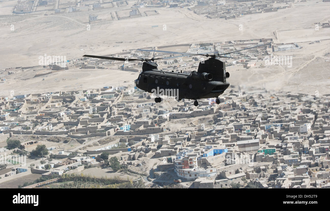 Ein 10. Combat Aviation Brigade CH-47 Chinook-Hubschrauber, von den Mitgliedern der Texas und Oklahoma Nationalgarde, betrieben überfliegt eine Personal und Ausrüstung-Bewegung-Mission, Okt. 26, Kabul, Afghanistan. 10. combat Aviation Brigade CH-47 s gespielt haben eine Stockfoto