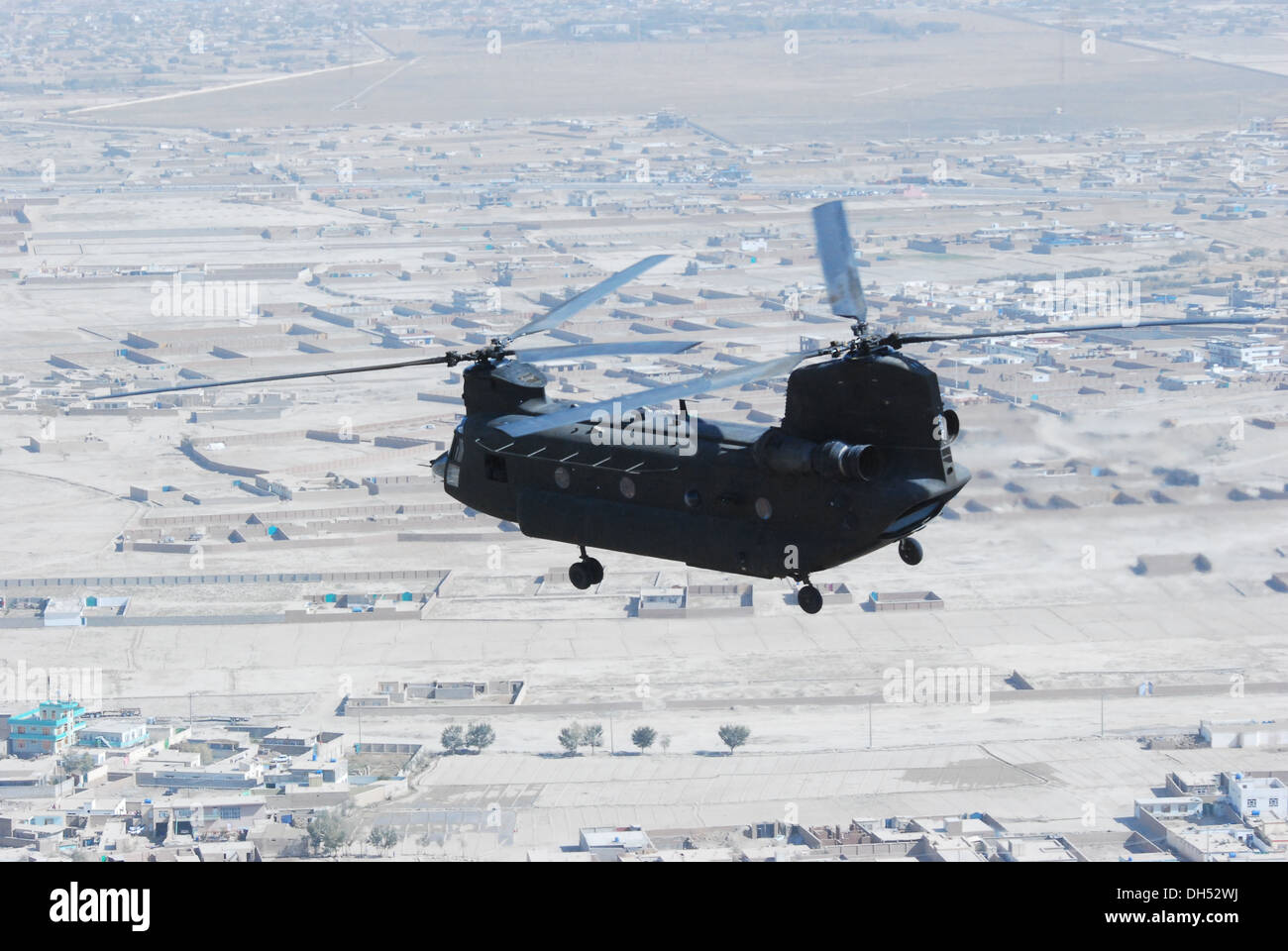 Ein 10. Combat Aviation Brigade CH-47 Chinook-Hubschrauber, von den Mitgliedern der Texas und Oklahoma Nationalgarde, betrieben überfliegt eine Personal und Ausrüstung-Bewegung-Mission, Okt. 26, Kabul, Afghanistan. 10. combat Aviation Brigade CH-47 s gespielt haben eine Stockfoto