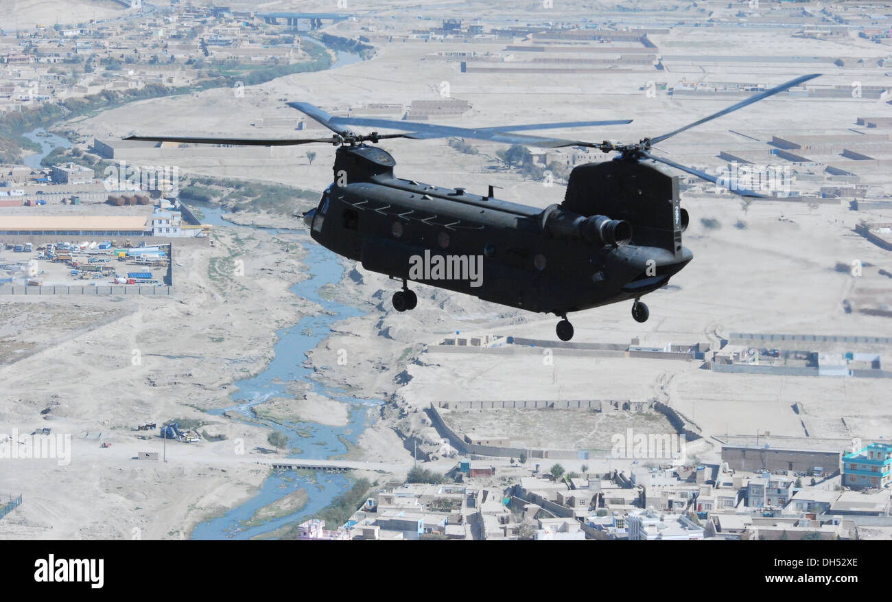 Ein 10. Combat Aviation Brigade CH-47 Chinook-Hubschrauber, von den Mitgliedern der Texas und Oklahoma Nationalgarde, betrieben überfliegt eine Personal und Ausrüstung-Bewegung-Mission, Okt. 26, Kabul, Afghanistan. 10. combat Aviation Brigade CH-47 s gespielt haben eine Stockfoto