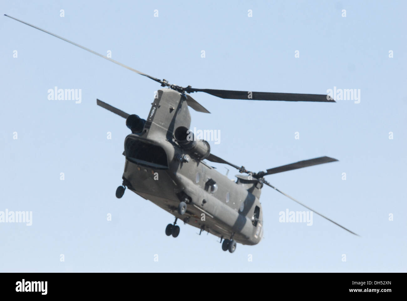 Ein 10. Combat Aviation Brigade CH-47 Chinook-Hubschrauber, von den Mitgliedern der Texas und Oklahoma Nationalgarde, betrieben überfliegt eine Personal und Ausrüstung-Bewegung-Mission, Okt. 26, Kabul, Afghanistan. 10. combat Aviation Brigade CH-47 s gespielt haben eine Stockfoto