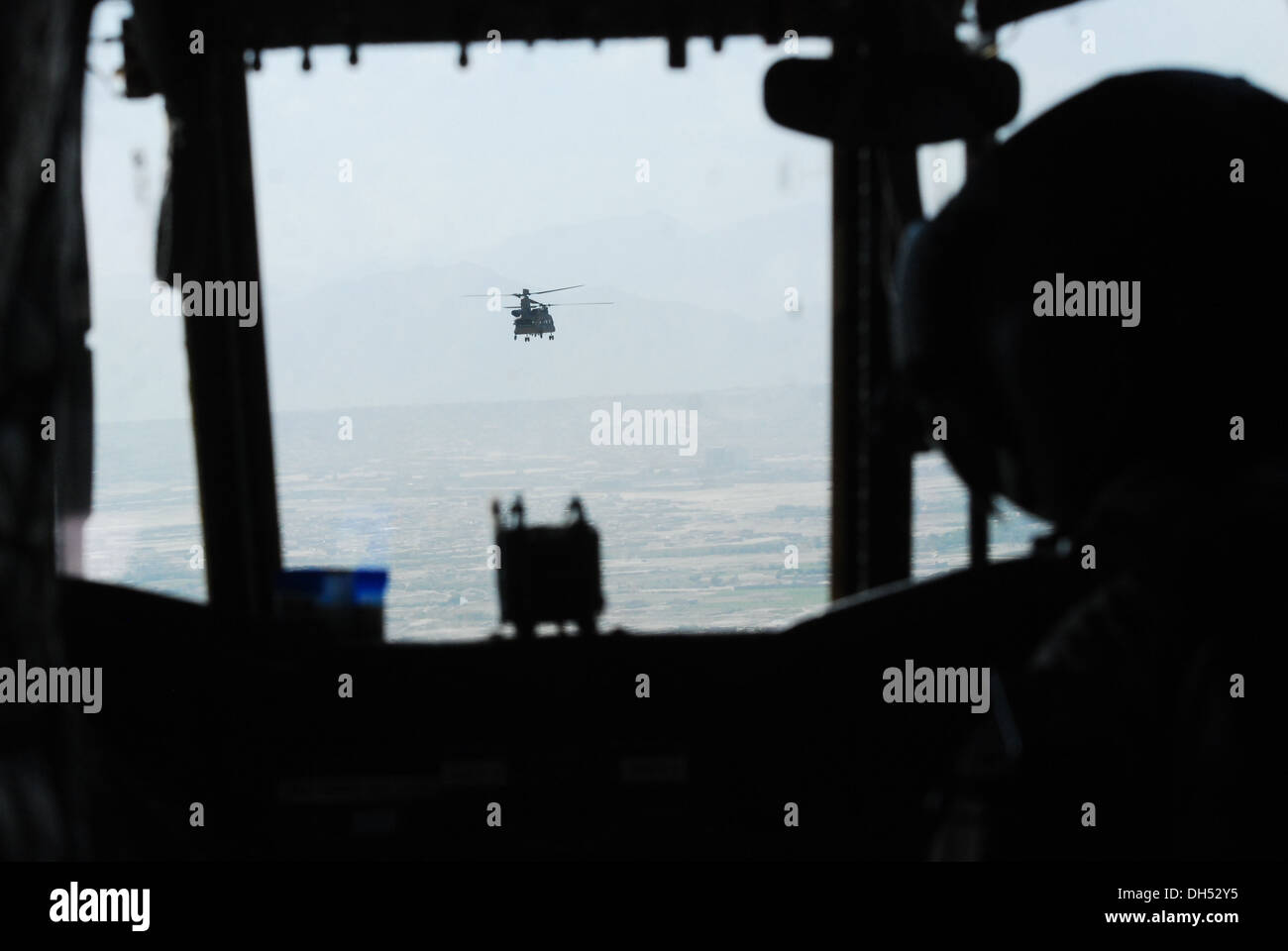 Die Aussicht auf eine 10. Combat Aviation Brigade CH-47 Chinook Hubschrauber ist aus dem Cockpit des Hubschraubers Trail, Okt. 26, in der Provinz Wardak, Afghanistan gesehen. 10. combat Aviation Brigade CH-47 spielten eine entscheidende Rolle in retrograde Operationen einen Stockfoto