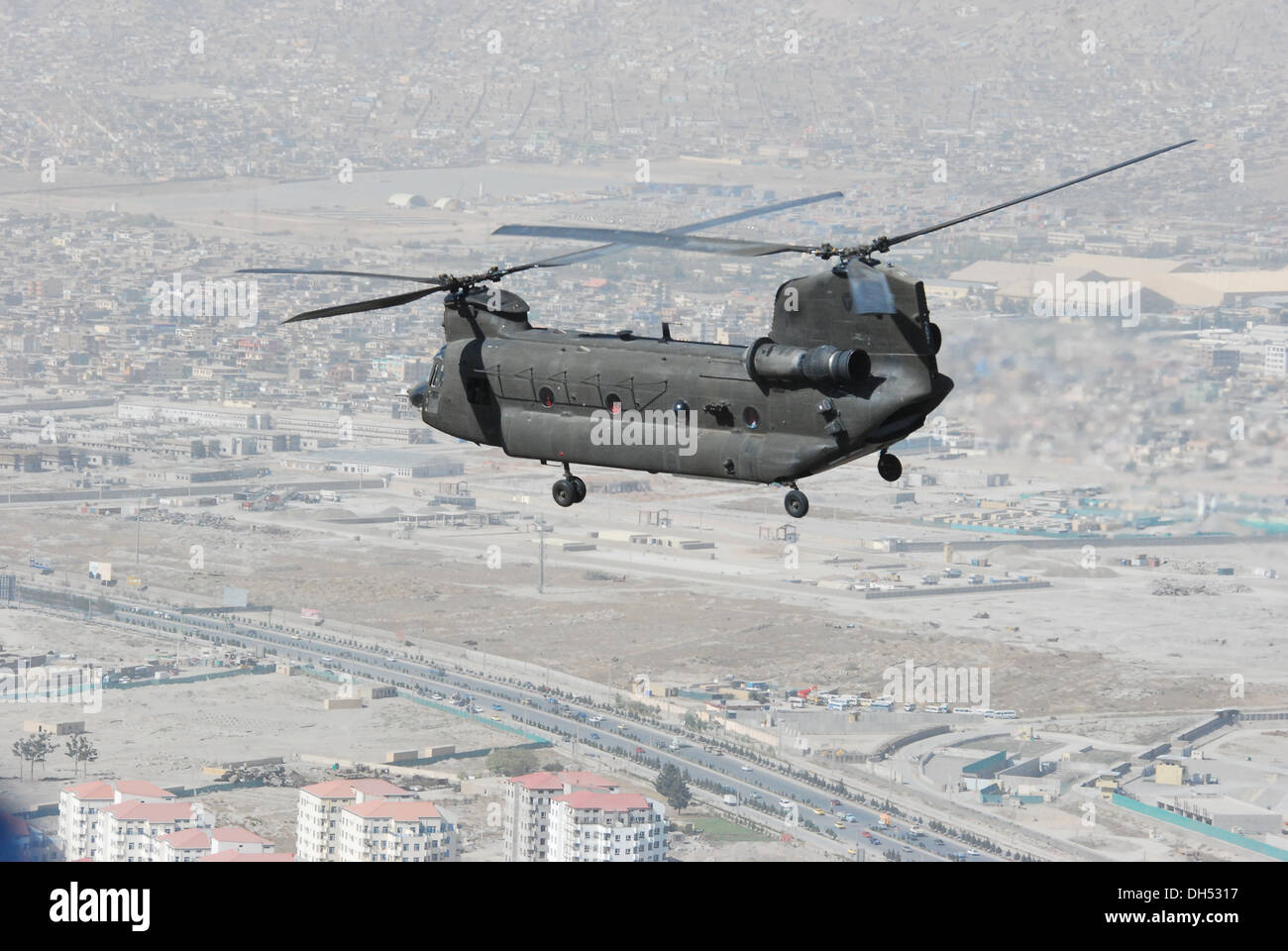 Ein 10. Combat Aviation Brigade CH-47 Chinook-Hubschrauber, von den Mitgliedern der Texas und Oklahoma Nationalgarde, betrieben überfliegt eine Personal und Ausrüstung-Bewegung-Mission, Okt. 26, Kabul, Afghanistan. 10. combat Aviation Brigade CH-47 s gespielt haben eine Stockfoto