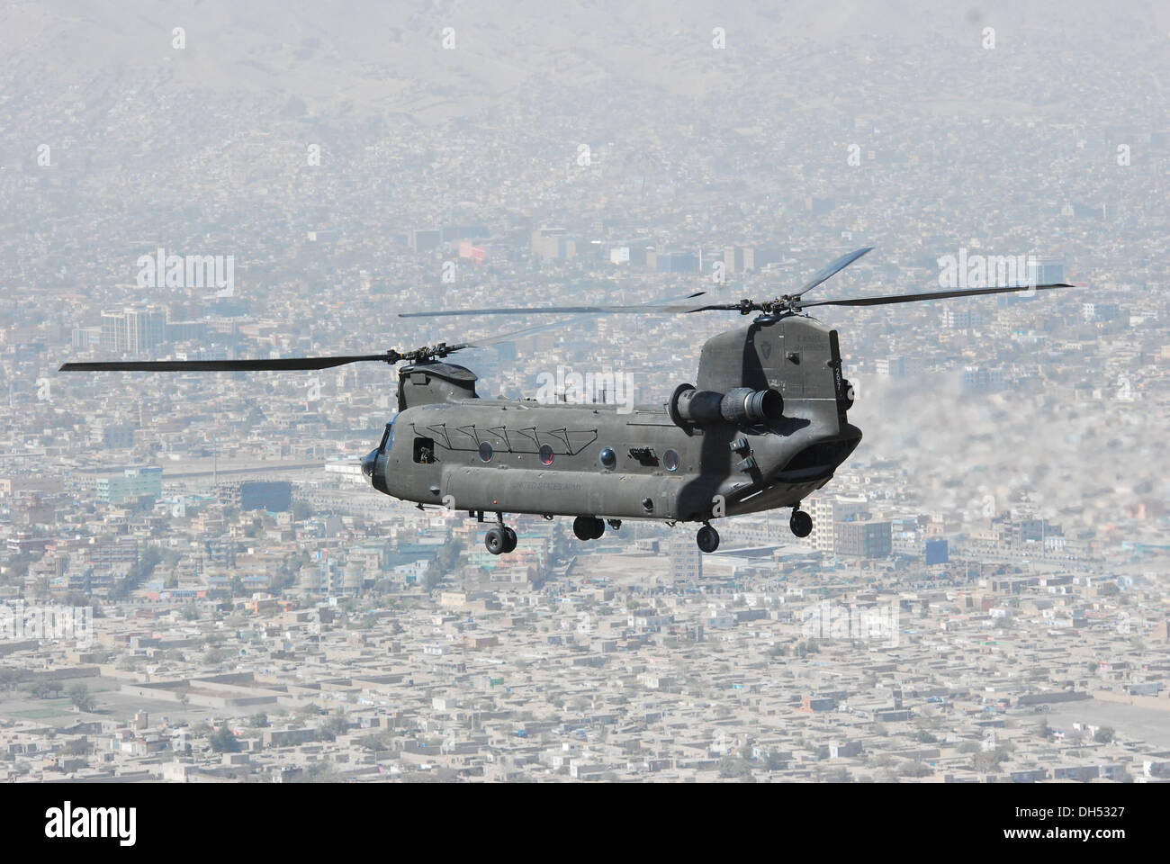 Ein 10. Combat Aviation Brigade CH-47 Chinook-Hubschrauber, von den Mitgliedern der Texas und Oklahoma Nationalgarde, betrieben überfliegt eine Personal und Ausrüstung-Bewegung-Mission, Okt. 26, Kabul, Afghanistan. 10. combat Aviation Brigade CH-47 s gespielt haben eine Stockfoto