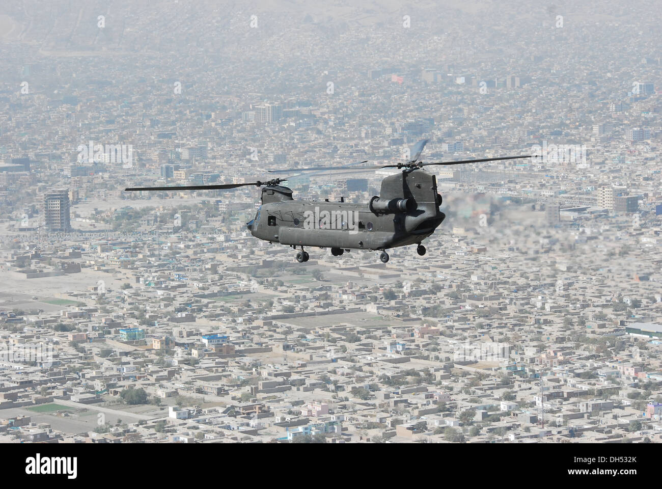 Ein 10. Combat Aviation Brigade CH-47 Chinook-Hubschrauber, von den Mitgliedern der Texas und Oklahoma Nationalgarde, betrieben überfliegt eine Personal und Ausrüstung-Bewegung-Mission, Okt. 26, Kabul, Afghanistan. 10. combat Aviation Brigade CH-47 s gespielt haben eine Stockfoto