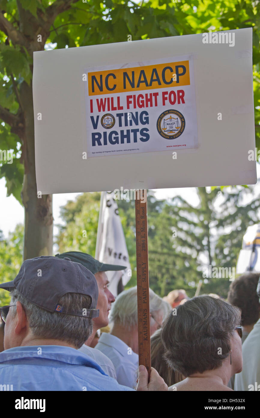 Ein weißer Mann hält einen NAACP Schild mit der Aufschrift, dass er kämpfen für Stimmrecht bei einer moralischen Montag-Kundgebung in Asheville, North Carolina, USA Stockfoto