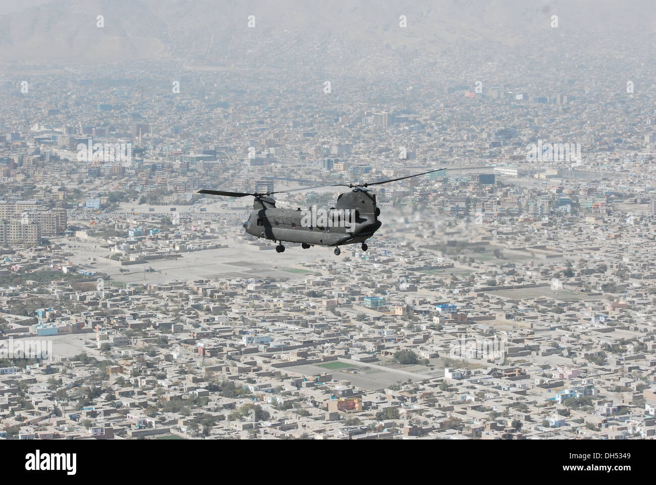 Ein 10. Combat Aviation Brigade CH-47 Chinook-Hubschrauber, von den Mitgliedern der Texas und Oklahoma Nationalgarde, betrieben überfliegt eine Personal und Ausrüstung-Bewegung-Mission, Okt. 26, Kabul, Afghanistan. 10. combat Aviation Brigade CH-47 s gespielt haben eine Stockfoto