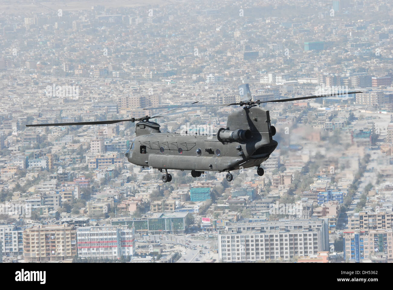 Ein 10. Combat Aviation Brigade CH-47 Chinook-Hubschrauber, von den Mitgliedern der Texas und Oklahoma Nationalgarde, betrieben überfliegt eine Personal und Ausrüstung-Bewegung-Mission, Okt. 26, Kabul, Afghanistan. 10. combat Aviation Brigade CH-47 s gespielt haben eine Stockfoto