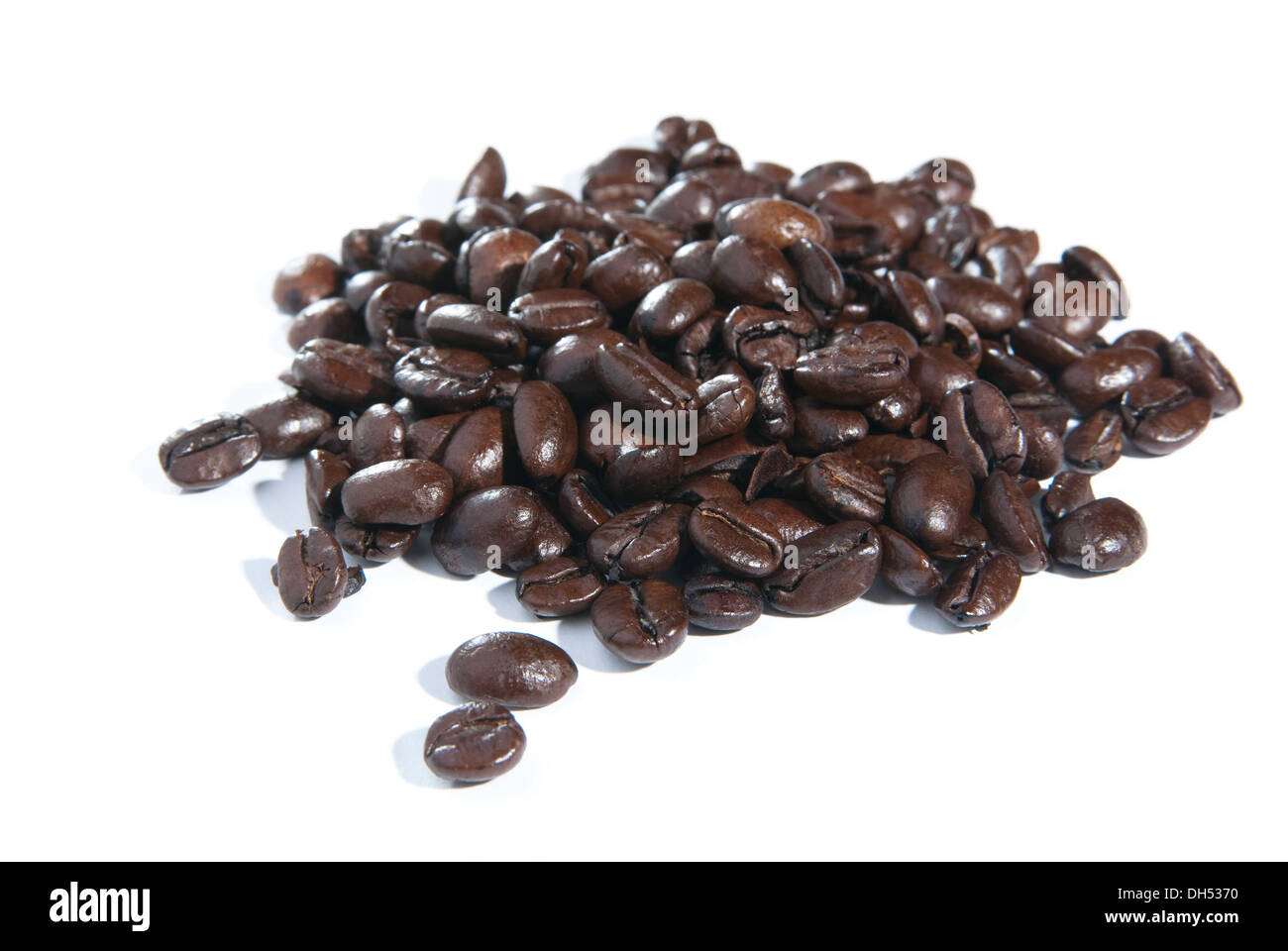 Haufen von dunkle Röstung Espressobohnen isoliert auf weißem Hintergrund Stockfoto