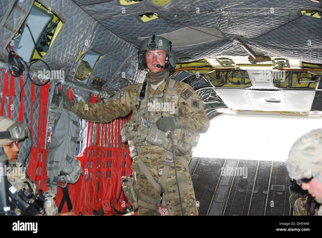 PFC. Zach Fike, ein CH-47 Chinook Hubschrauber Crewchief von Texas National Guard, im Rahmen der 10. Combat Aviation Brigade, sorgt dafür, dass seine Passagiere richtig sitzen vor der Abholung einer Schlinge Last 26. Okt. um Forward Operating Base Phoenix, Afgh Stockfoto