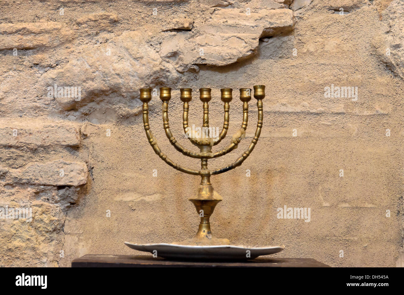 Menora stein Fotos und Bildmaterial in hoher Auflösung Alamy