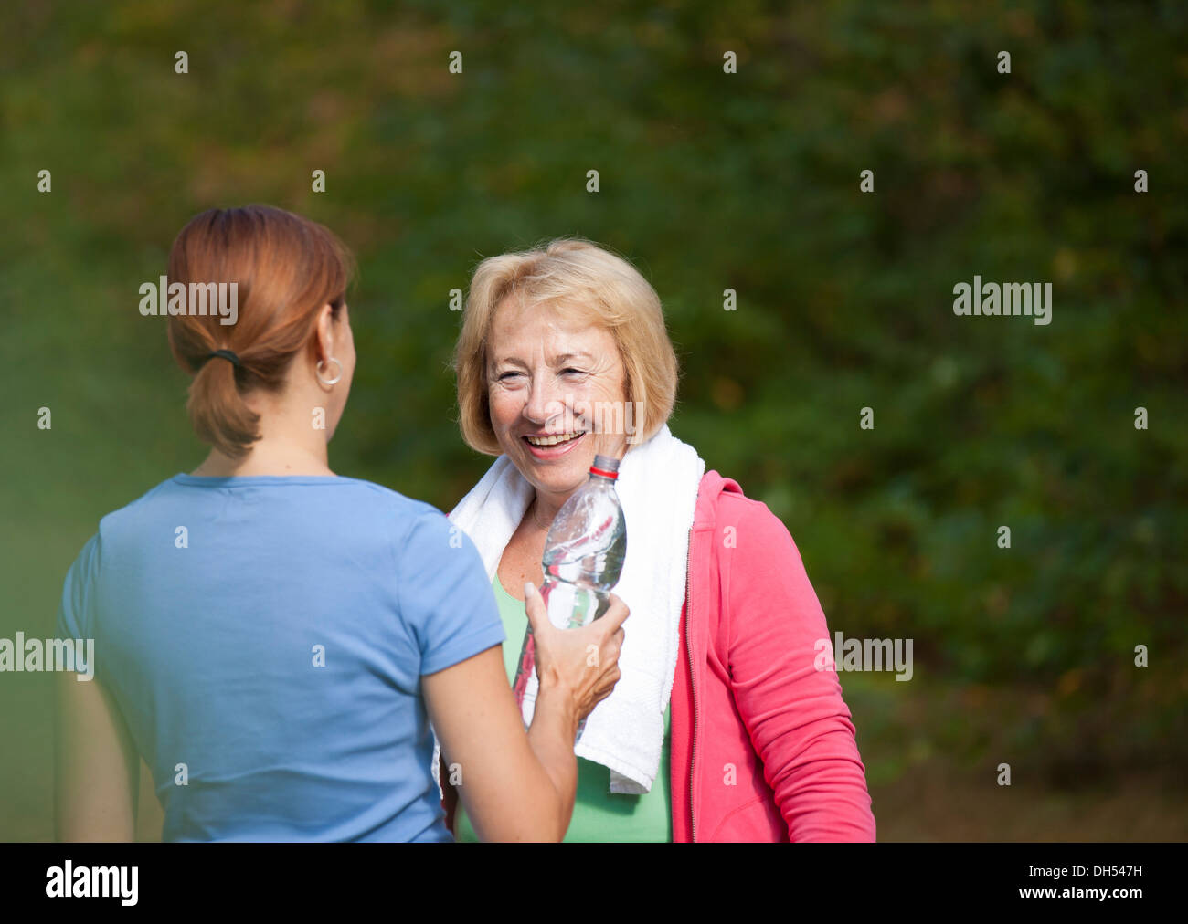 Frauen, die eine Pause beim Sport im freien Stockfoto