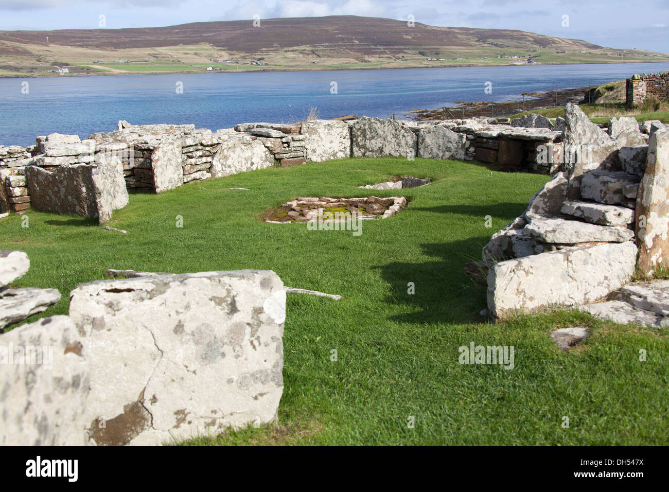 Inseln von Orkney, Schottland. Malerische Aussicht des Dorfes Broch am Gurness mit Eynhallow Sound im Hintergrund. Stockfoto