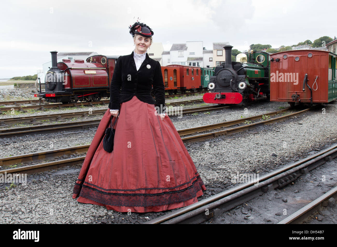 Eine viktorianische Dame auf England wieder Bahn, Porthmadog, Wales Stockfoto