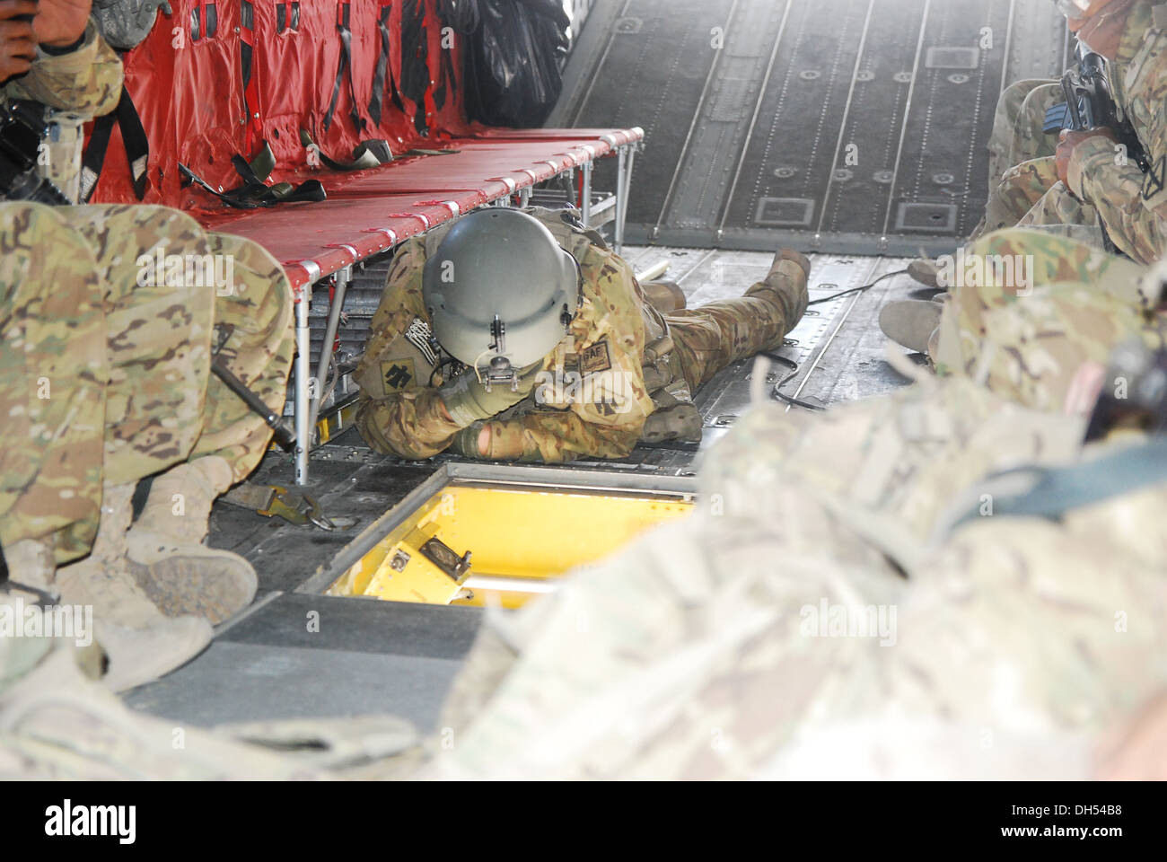 PFC. Zach Fike, ein CH-47 Chinook Hubschrauber Crewchief von Texas National Guard, im Rahmen der 10. Combat Aviation Brigade, beobachtet eine Schlinge unter das Flugzeug während des Transports über Kabul, Afghanistan, Okt. 26, als Mitglieder der E Company, 3. B laden Stockfoto