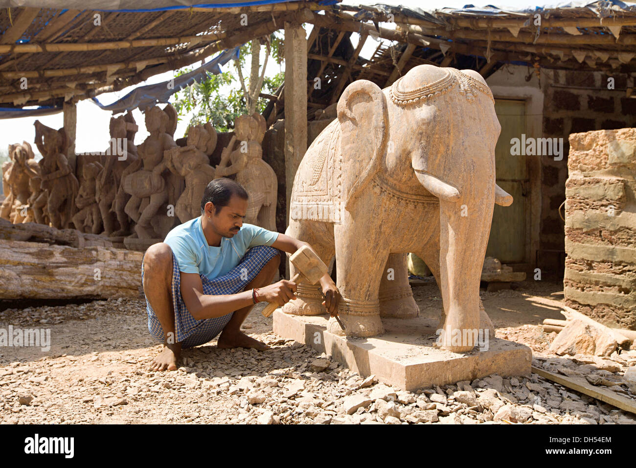 Tribal Mann schnitzen Statuen, Bhil Stamm, Madhya Pradesh, Indi Stockfoto