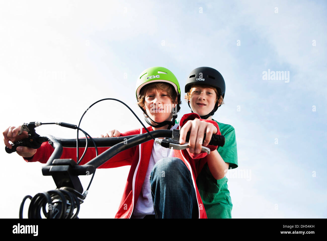 Zwei coole Jungs auf einem BMX Fahrrad Stockfoto
