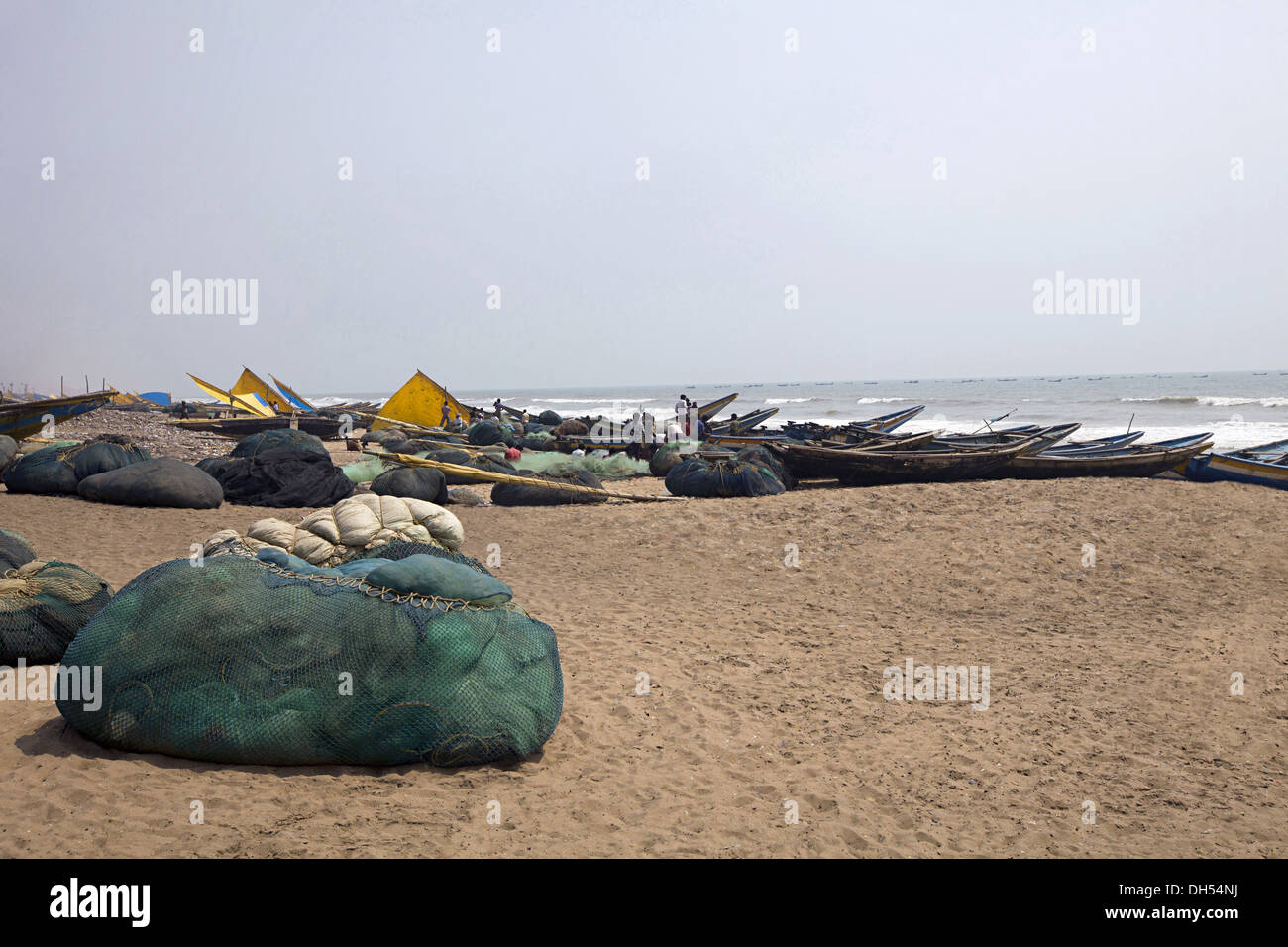 Fischernetze und Boote am Strand in Orissa, Indien Stockfoto