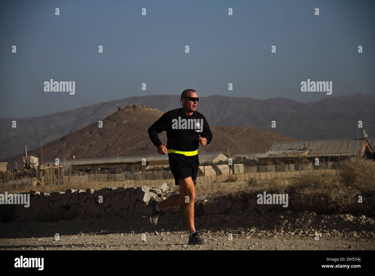 PAKTYA Provinz, Afghanistan – A US Armee-Soldat mit 1. Bataillon, 506. Infanterieregiment, 4th Brigade Combat Team, 101st Airborne Division (Air Assault), beginnt seine letzte Runde während der Teilnahme an einem Lauf für die gefallenen, 26. Oktober 2013. Stockfoto