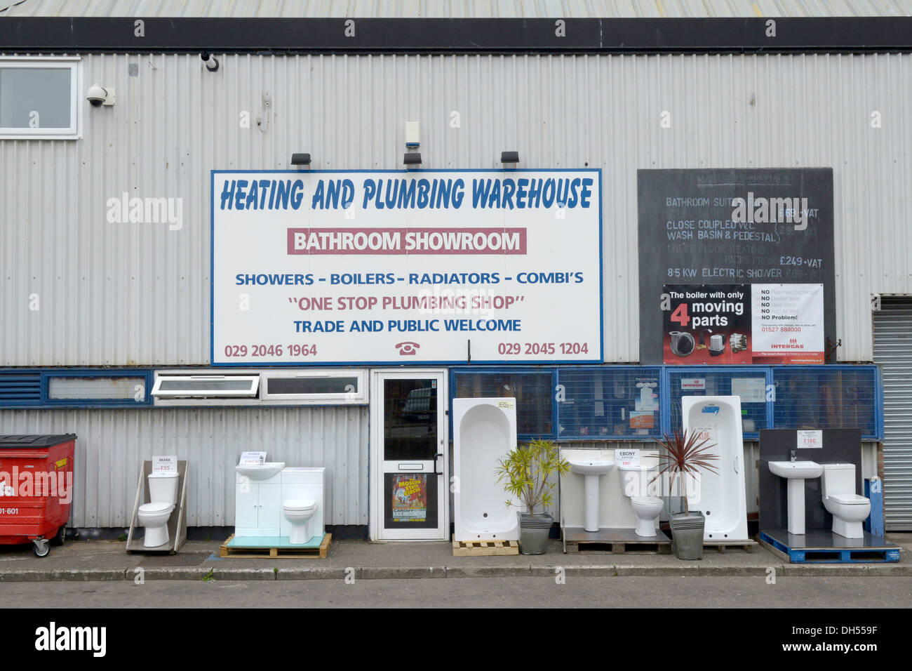 Heizung und Sanitär Zubehör Showroom / Lager Hauptverbesserungen  Lieferanten zu lokalen Klempner und Heizung Ingenieure Stockfotografie -  Alamy