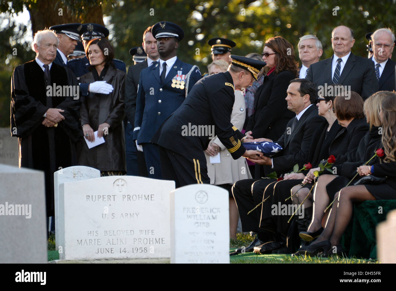 General Martin E. Dempsey, Vorsitzender der Joint Chiefs Of Staff, übergibt einen gefalteten amerikanische Flagge David Curtis Jones, Sohn von General David C. Jones, ehemaliger Vorsitzender der Joint Chiefs während seiner Beerdigung auf dem Arlington Cemetery in Arlington, VA., 25. Oktober 2013. Stockfoto