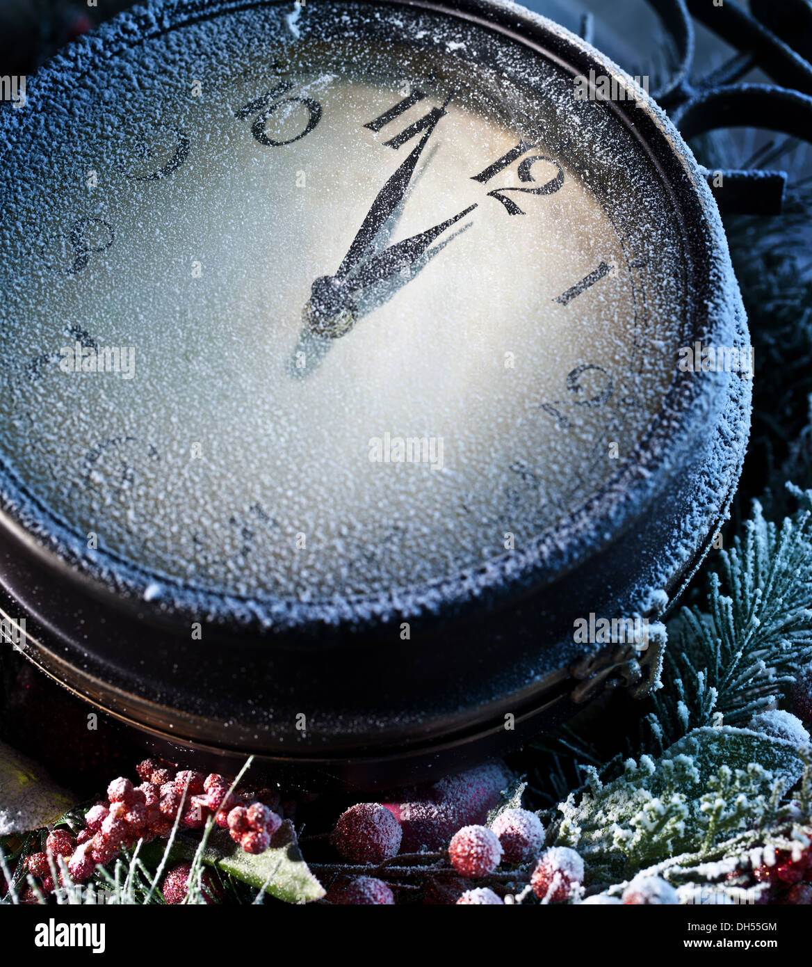 Neujahr-Uhr mit Schnee gepudert. Fünf vor zwölf. Stockfoto