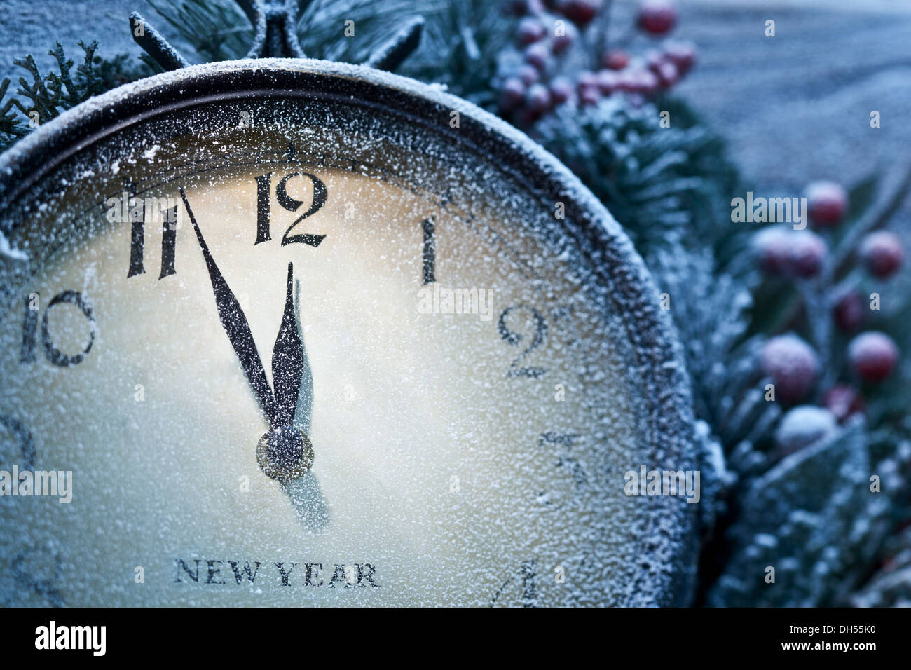 Neujahr-Uhr mit Schnee gepudert. Fünf vor zwölf. Stockfoto