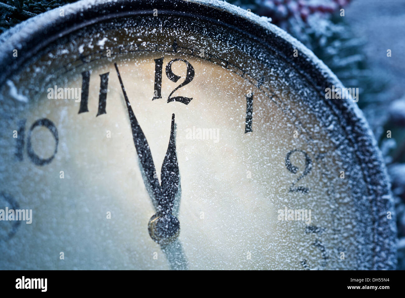 Neujahr-Uhr mit Schnee gepudert. Fünf vor zwölf. Stockfoto