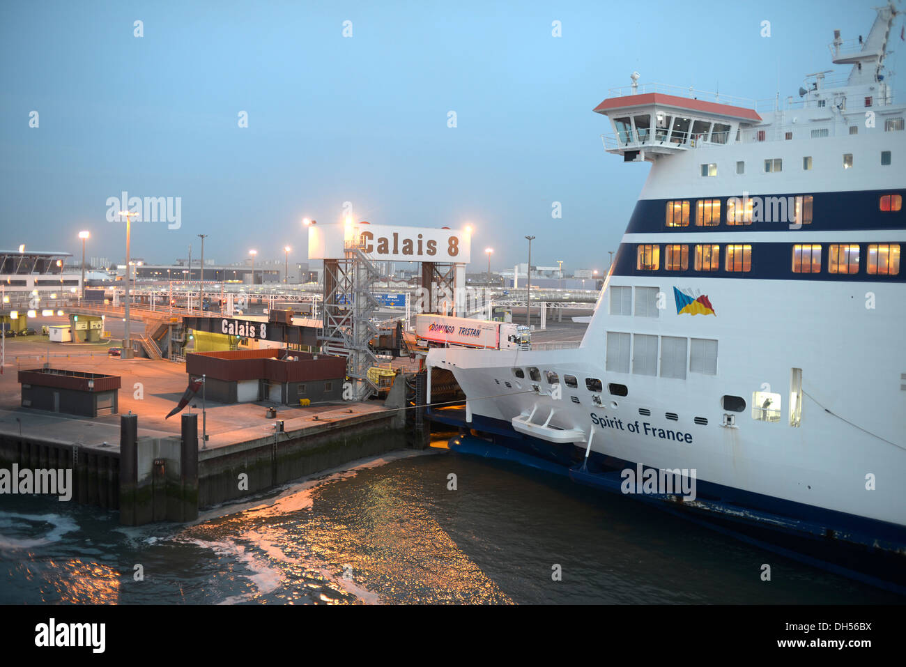 P & O Geist von Frankreich laden bei Calais vor der Abfahrt nach Dover, die zweite der beiden "Spirit"-Klasse-Schiffe, Spirit of Britain Stockfoto