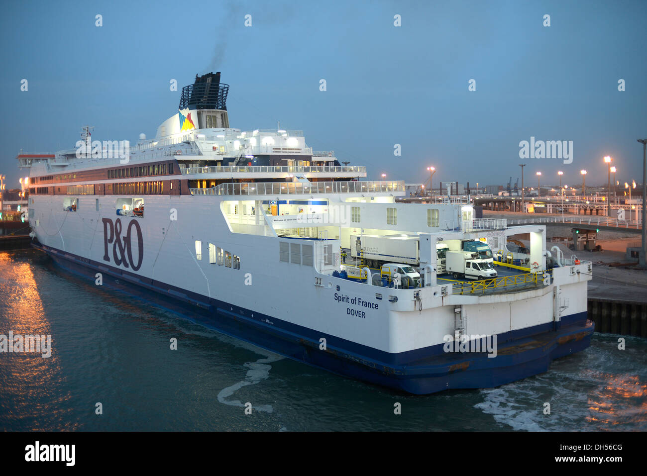 P & O Geist von Frankreich laden bei Calais vor der Abfahrt nach Dover, die zweite der beiden "Spirit"-Klasse-Schiffe, Spirit of Britain Stockfoto