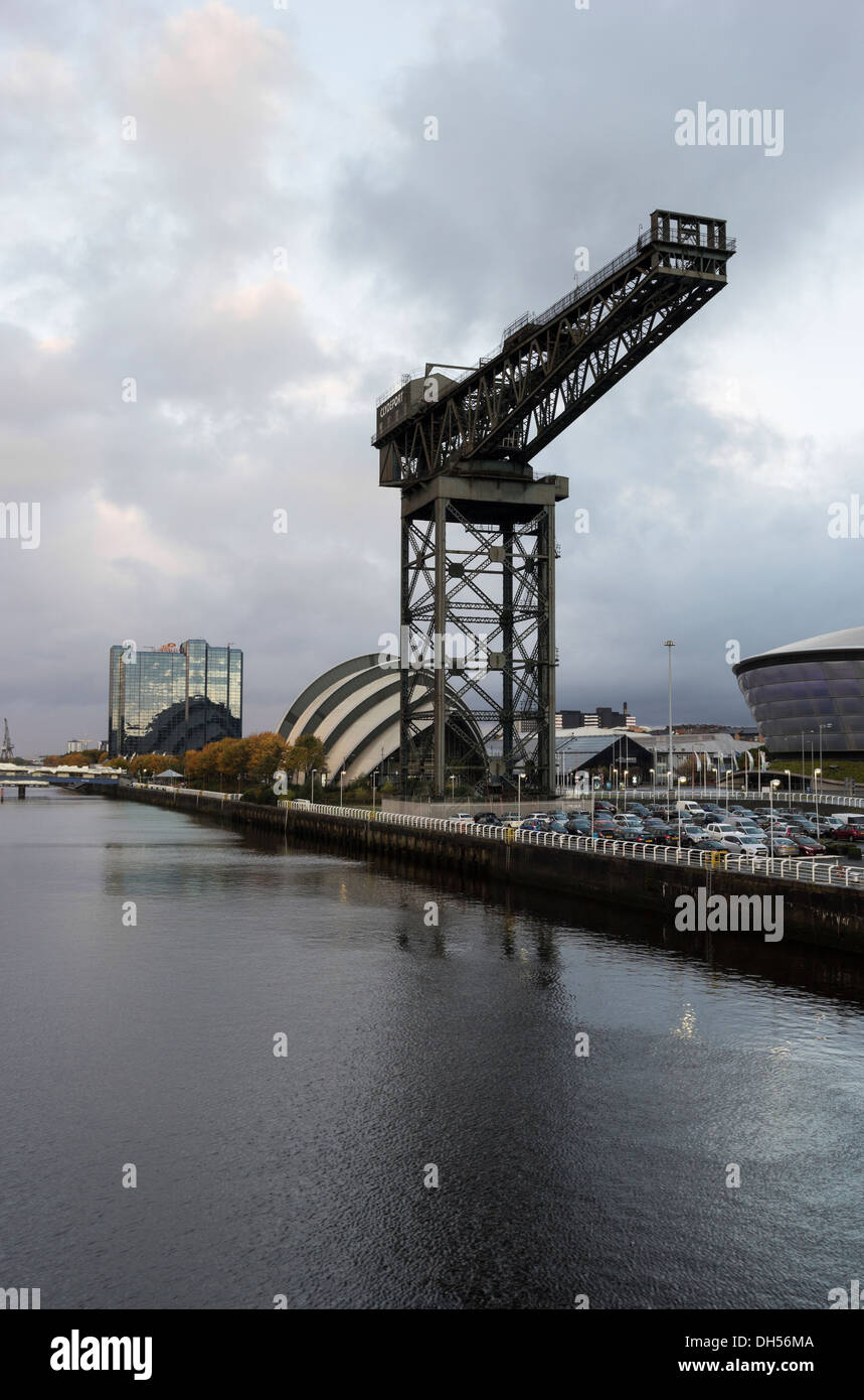 Blick über den Fluss Clyde vom Clyde Arc oder "Squinty Brücke" zeigt die Finnieston Kran, Konferenzzentrum und SSE Hydro Stockfoto