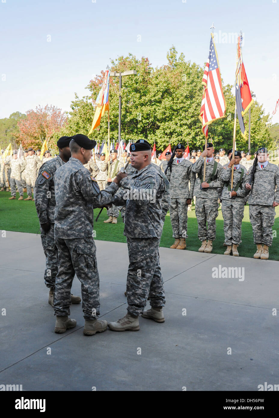 Command Sergeant Major Jefferson Moser, gebürtig aus Dearborn, Michigan, und die ausgehende eingetragenen Führungskraft für die 2. gepanzerte Brigade Combat Team, 3. Infanterie-Division, übergibt das Schwert der Unteroffizier an Oberst Scott Jackson, Kommandant, 2. A Stockfoto