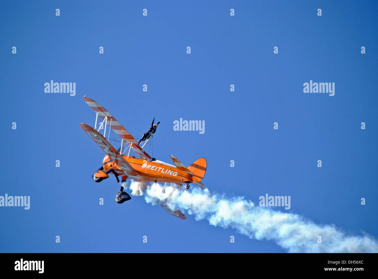 Breitling Flügel Wanderer Kunstflug Display Team mit klaren blauen Himmel am Kolben und Requisiten zeigen Unternehmen Flugplatz Northamptonshire Stockfoto